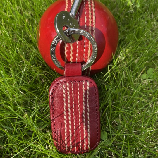 Outswinger Cricket keyring - By THE GAME ™ 