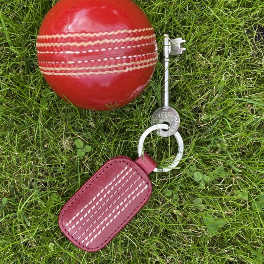 Outswinger Cricket keyring - By THE GAME ™ 